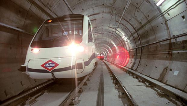 Metro de Madrid a su paso por un túnel