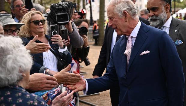 El Rey Carlos III de Gran Bretaña habla con simpatizantes en The Mall cerca del Palacio de Buckingham