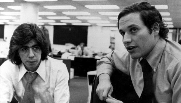 Los periodistas Carl Bernstein y Bob Woodward en la redacción del 'The Washington Post'