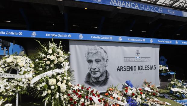 Imagen de la capilla ardiente de Arsenio Iglesias en el estadio de Riazor