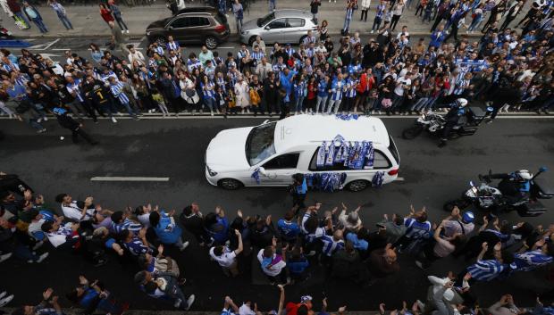 Un coche fúnebre repujado de bufandas del Deportivo de la Coruña traslada los restos mortales de Arsenio Iglesias por las calles de la Coruña