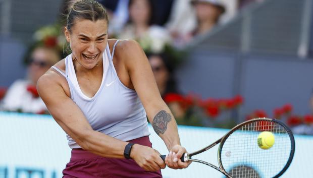 Aryna Sabalenka devuelve una bola en un momento de la final