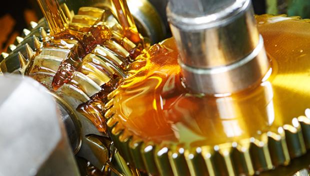 El aceite debe bañar todas las piezas móviles con fricción