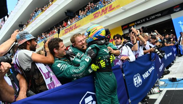Alonso celebra con sus mecánicos el podio en Miami