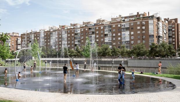 Niños en los chorros de la playa de Madrid Río, a 28 de abril de 2023