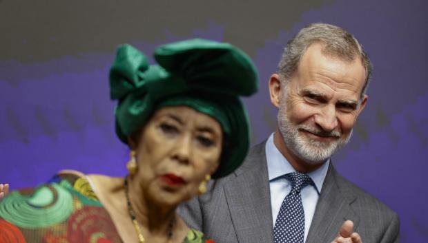 El rey Felipe VI aplaude ante Jean Childs Young, durante la entrega del World Peace & Liberty Award, de la World Jurist Association, a su esposo, Andrew Young, icono de los derechos civiles en EE. UU. en el cierre de la presentación en Madrid, como antesala al World Law Congress New York 2023, EFE/ Javier Lizon  POOL