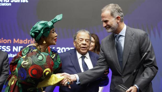 MADRID, 08/05/2023.- El rey Felipe VI saluda a Jean Childs Young, durante la entrega del World Peace & Liberty Award, de la World Jurist Association, a Andrew Young (c), icono de los derechos civiles en EE. UU. en el cierre de la presentación en Madrid, como antesala al World Law Congress New York 2023, EFE/ Javier Lizon  POOL