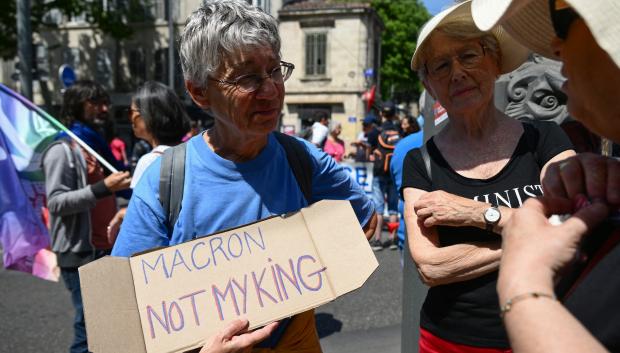 Una mujer reclama que "Macron no es mi rey" durante una protesta en Marsella