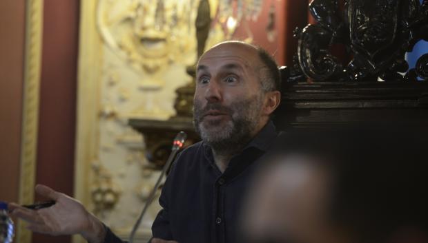 El alcalde de Ourense, Gonzalo Pérez Jácome, durante un pleno en el Concello de Ourense, a 6 de mayo de 2022, en Ourense, Galicia (España). El PSOE ha presentado durante el pleno una moción para condenar la actuación del alcalde y exigir a los populares que no le presten apoyo. El incidente se produjo el martes, 3 de mayo, cuando el alcalde de Ourense, Gonzalo Pérez Jácome, pegó un empujón a Lola Panero, una veterana sindicalista de CCOO, que asistía a una concentración en defensa de los trabajadores de los autobuses urbanos. Los presuntos hechos ocurrieron cuando la sindicalista acercó el megáfono al alcalde para ofrecer unas palabras de apoyo a los trabajadores, pero esta acción le molestó y empujó presuntamente a la sindicalista. A pesar de ello, el alcalde insiste en ser él, el primer agredido y que sus acciones fueron en defensa propia.
Rosa Veiga / Europa Press
(Foto de ARCHIVO)
06/5/2022