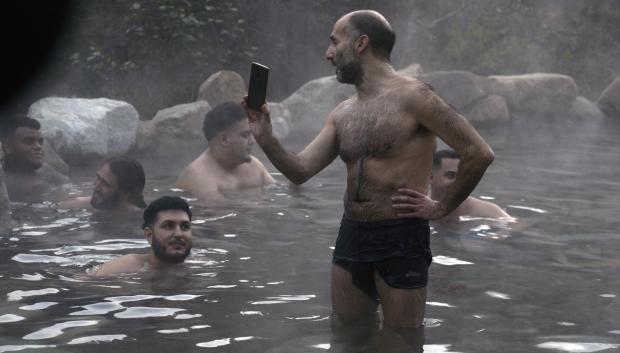 El cantante y personaje mediático Omar Montes (i) y el alcalde de Ourense, Gonzalo Pérez Jácome (d)?, se san un baño mientras graban un vídeo para TikTok, en las Termas Públicas de Outariz, a 16 de diciembre de 2022, en Outariz, Ourense, Galicia, (España). La estación termal de Outariz se inspira en la cultura balnearia de Japón, el Onsen, basada en los principios de respeto y armonía con la naturaleza. El recinto termal, con capacidad para 180 personas, dispone de once termas exteriores y tres interiores organizadas en dos circuitos: el zen y el celta. Después de su visita a las termas, Omar Montes ofrece un concierto en el pabellón de Os Remedios de Ourense.
16 DICIEMBRE 2022;OUTARIZ;OURENSE;TERMAS;OMAR MONTES;CONCIERTO
Rosa Veiga / Europa Press
(Foto de ARCHIVO)
16/12/2022