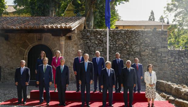 YUSTE (CÁCERES), 09/05/2023.- El rey Felipe VI (c) posa para la foto de familia junto al presidente de Extremadura Guillermo Fernández Vara (2i), el presidente de Portugal Marcelo Rebelo de Sousa (3i), el primer ministro luso Antonio Luis Santos da Costa (2d), el secretario general de las Naciones Unidas Antóio Guterres (3d) y la ministra de Defensa, Margarita Robles, entre otros, en al Monasterio de Yuste (Cáceres) donde este martes hará entrega del Premio Europeo Carlos V al secretario general de la ONU, el portugués António Guterres. EFE/J.J. Guillén