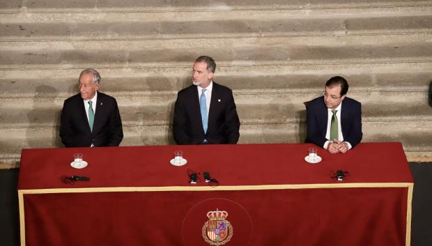 El Rey de España Felipe VI (c), el presidente de la República de Portugal, Marcelo Rebelo de Sousa (i) y el presidente de la Junta de Extremadura, Guillermo Fernández Vara (d) durante la entrega de la XVI edición del ‘Premio Europeo Carlos V’, en el Monasterio de San Jerónimo de Yuste, a 9 de mayo de 2023, en Cuacos de Yuste, Cáceres, Extremadura (España). El Premio Europeo Carlos V se ha entregado al secretario General de las Naciones Unidas, Antonio Manuel de Oliveira Guterres por su labor al frente de la organización internacional al impulsar "acciones para responder a la pandemia del Covid-19, a la guerra en Ucrania, para abordar la emergencia climática y lograr reformas ambiciosas con las que hacer frente a los desafíos del siglo XXI".
09 MAYO 2023;REY;MAJESTAD;PREMIOS;CARLOS V;ONU;
Jorge Armestar / Europa Press
09/5/2023