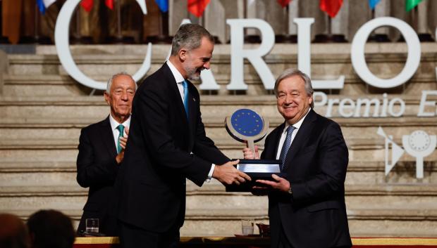 YUSTE (CÁCERES), 09/05/2023.-  El rey Felipe VI entrega el Premio Europeo Carlos V al secretario general de la ONU, el portugués António Guterres (d), en un acto celebrado este martes en el Monasterio de Yuste (Cáceres). EFE/J.J. Guillén