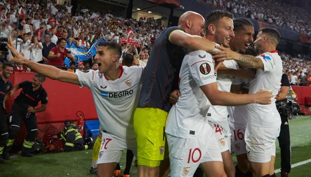 Los jugadores del Sevilla celebrando un gol en Europa