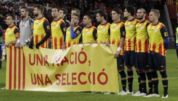 Busquets no agarró la pancarta que proclamaba una selección catalana independiente