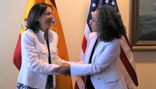 Margarita Robles, junto a la embajadora de EE.UU. en España