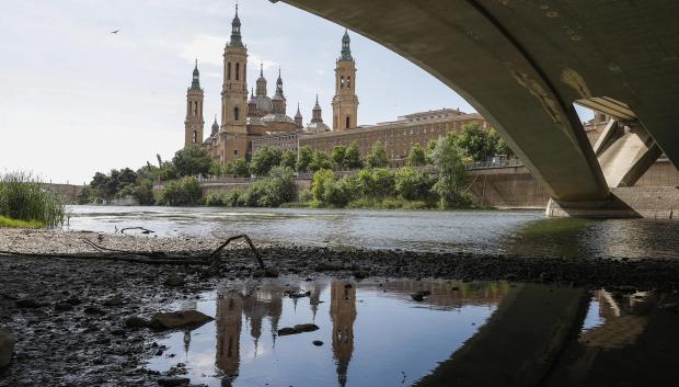 El Ebro a su paso por la basílica del Pilar de Zaragoza este domingo