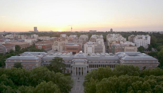 Vista aérea de Madrid tomada frente Museo Nacional del Prado al atardecer