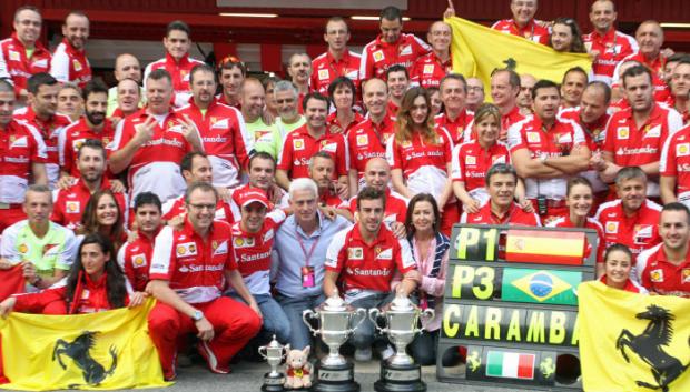 Alonso y el equipo Ferrari celebrando el primer puesto del español en Montmeló