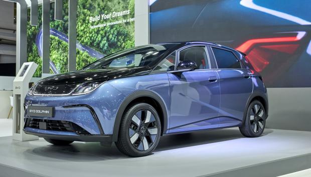BYD Dolphin. Se trata de un compacto de 4,29 metro de largo que tiene un motor eléctrico de 204 caballos y unmaletero de 350. Lo mejor sin duda es su precio, ligeramente superior a los 29.000 euros. Homologa 427 kilómetros de autonomía y se suma a los Han, Tang y Attos 3 que ya se venden en España