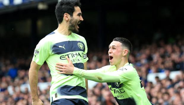 Gündogan (dcha.) ha marcado dos de los tres goles del City al Everton