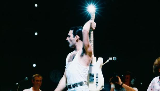 Freddie Mercury. vocalista de Queen, en el concierto Live Aid, en 1985
