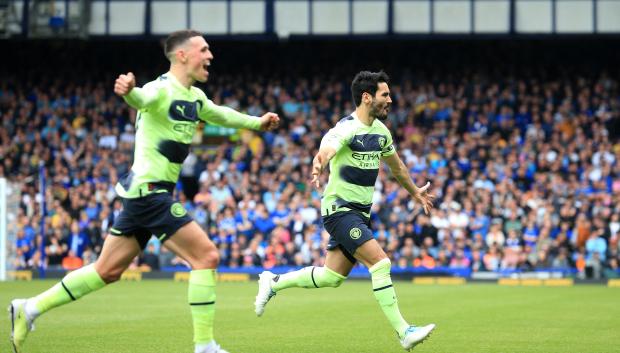 Ilkay Gundogan (derecha) celebra un gol ante el Everton esta temporada