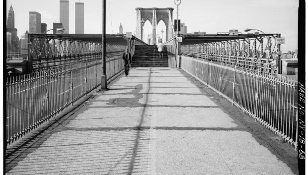 Antiguamente, el puente de Brooklyn tenía escalones para subir al paseo desde el acceso de Brooklyn (aquí en 1982).