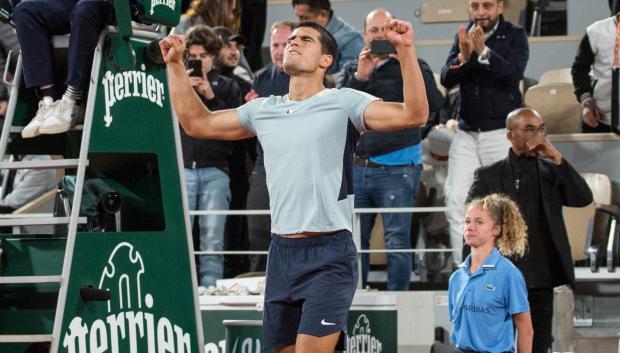 Carlos Alcaraz celebra un triunfo en Roland Garros la temporada pasada