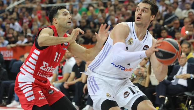 Mario Hezonja (R) protege un balón ante la atenta mirada de Kostas Sloukas