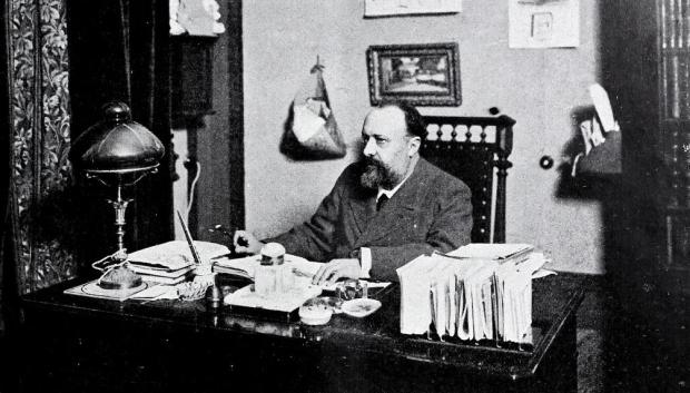 Ortega Munilla en su despacho fotografiado por Franzen (Blanco y Negro, 12 de enero de 1901)