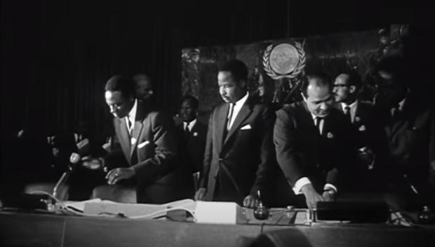 Varios dirigentes africanos firman la Carta Fundacional de la OUA el 25 de mayo de 1963