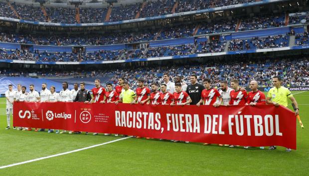 Los jugadores de Real Madrid y Rayo Vallecano con la pancarta en contra del racismo