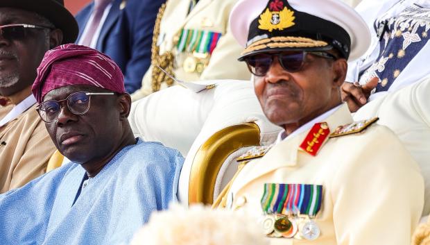 El presidente saliente de Nigeria, Muhammadu Buhari, y el vicealmirante Awwal Zubairu Gambo