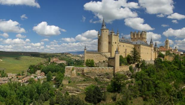 Alcázar de Segovia

Dicen que Walt Disney se inspiró en el Alcázar de Segovia para el castillo que se puede ver al comienzo de todas sus películas. Este es uno de los castillos medievales más famosos del mundo y uno de los monumentos más visitados de España. Es el símbolo de la Ciudad Vieja de Segovia, declarada Patrimonio Mundial de la Unesco en 1985.