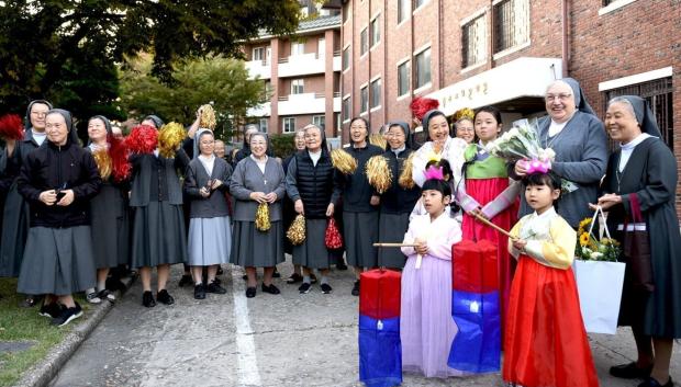 Imagen de la última visita de la madre superiora de las Salesianas a Corea