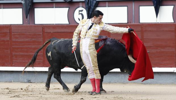 Probaturas por la espalda de Talavante en su primera faena