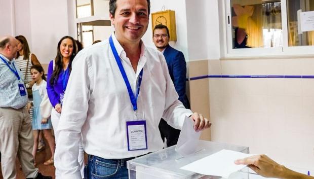 José María Bellido, votando en busca de la reelección.