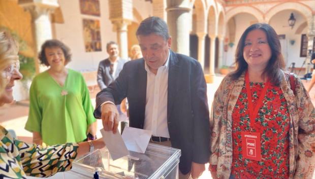 El ministro de Agricultura, Pesca, Alimentación y Medio Ambiente, Luis Planas, ejerce su derecho al voto