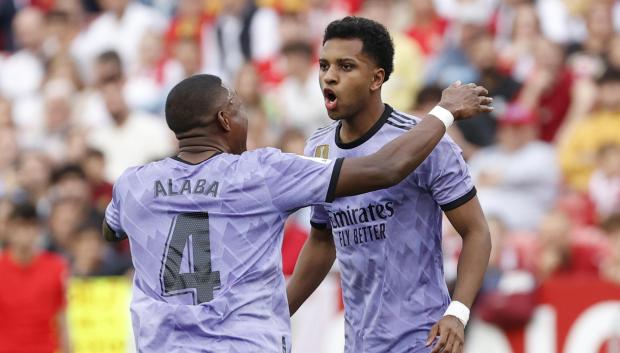 Rodrygo Goes celebra con David Alaba tras marcarle el segundo gol al Sevilla.