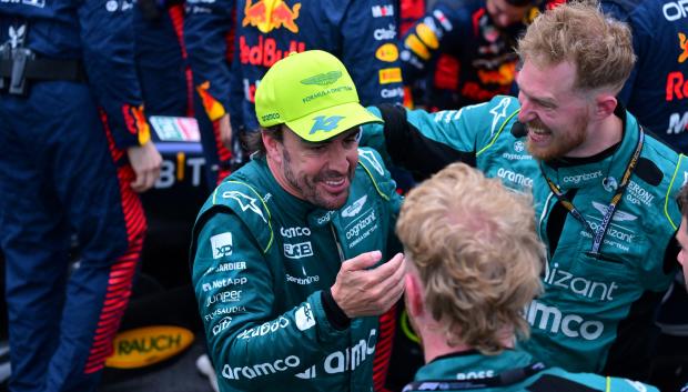 Fernando Alonso celebra con su equipo el segundo puesto conseguido en Mónaco