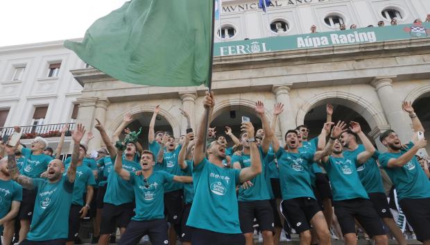 La felicidad de los jugadores del Racing de Ferrol, nuevo equipo de Segunda