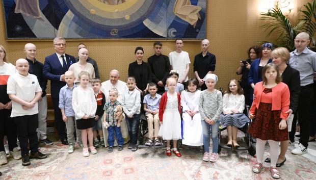 This handout photo taken and released by Vatican Media, the Vatican press office, on May 29, 2023, shows Pope Francis meeting children with cancer from the Polish Wroclaw Oncology Clinic, at the Vatican. (Photo by VATICAN MEDIA / VATICAN MEDIA / AFP) / RESTRICTED TO EDITORIAL USE - MANDATORY CREDIT "AFP PHOTO /  VATICAN MEDIA " - NO MARKETING NO ADVERTISING CAMPAIGNS - DISTRIBUTED AS A SERVICE TO CLIENTS