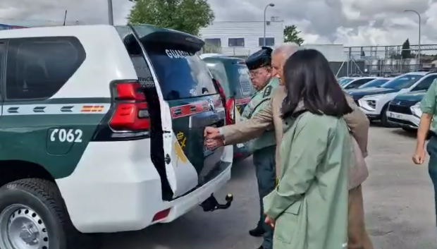 La directora general examina el maletero del Toyota Land Cruiser