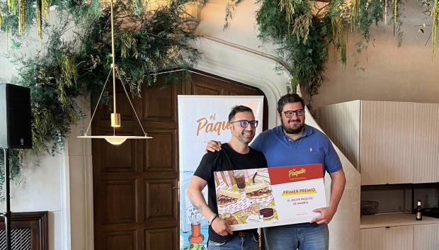 Carlos Moreno, chef de Café Comercial, recibe el primer premio al mejor Paquito de Madrid