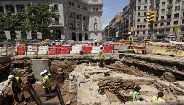 Siete tumbas con sus restos humanos, cuatro de ellas de época romana, han sido encontradas en las obras de remodelación de la Via Laietana de Barcelona, que se suman a los dos que se localizaron en la misma zona, muy cerca de la catedral.EFE/ Quique García
