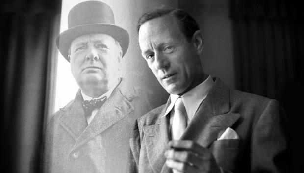 Leslie Howard, en primer plano, y Winston Churchill