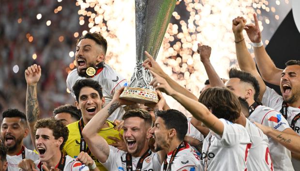 Budapest (Hungary), 31/05/2023.- Sevilla's team captain Ivan Rakitic (C) lifts the trophy after winning the UEFA Europa League final between Sevilla FC and AS Roma in Puskas Arena in Budapest, Hungary, 01 June 2023. Sevilla won the final with 4-1 on penalties. (Hungría) EFE/EPA/Tibor Illyes HUNGARY OUT