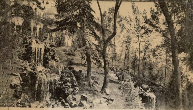 Imagen de una postal del Retiro con la montaña artificial