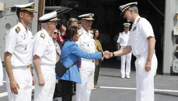 El Rey Felipe VI saluda a la ministra de Defensa, Margarita Robles, poco antes de comenzar la revista naval